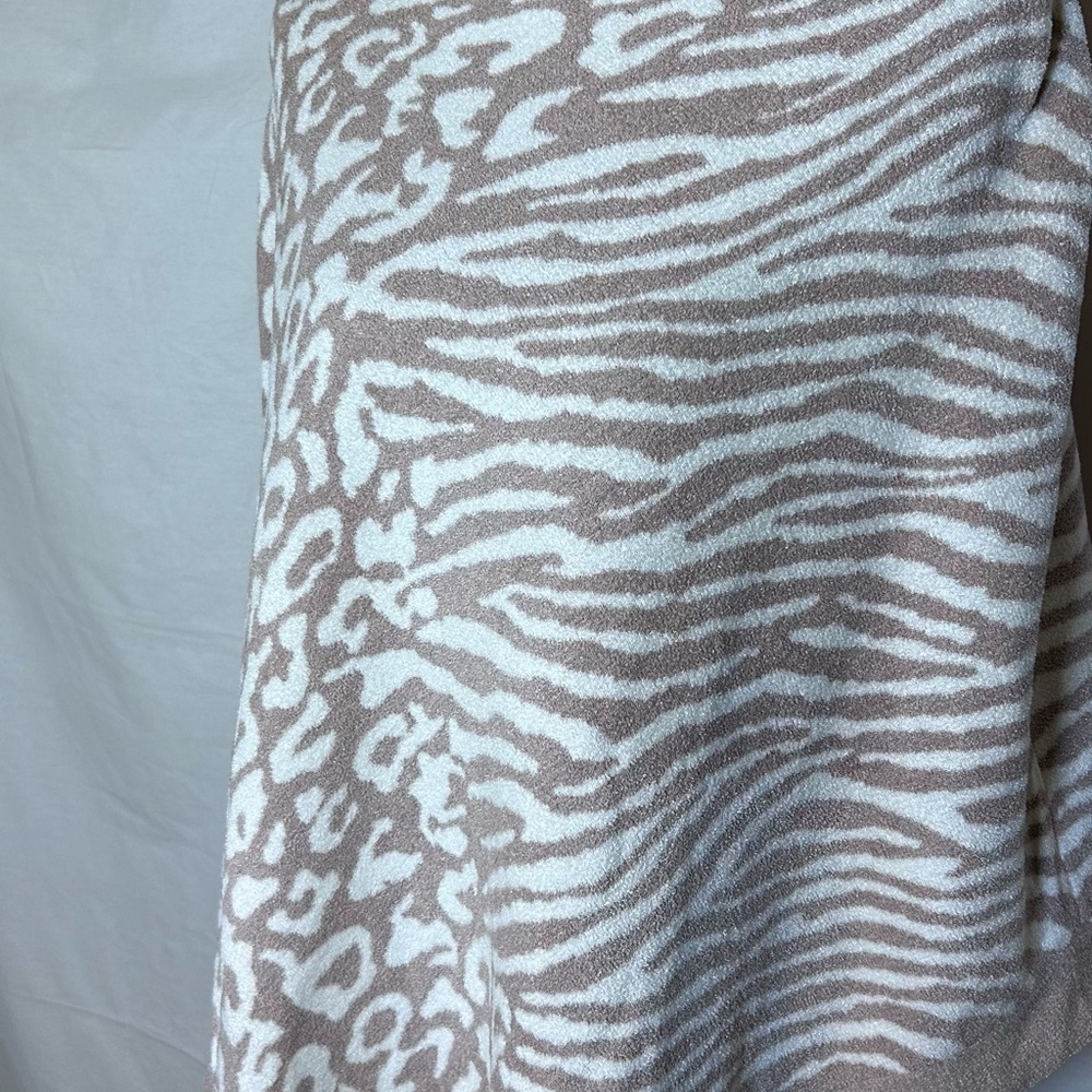 Barefoot Dreams CozyChic Ultra Lite Animal Print Poncho One Size NWT - Picture 2 of 8